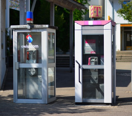 Telefonkabinen: Swisscom und Deutsche Telecom friedlich beieinander