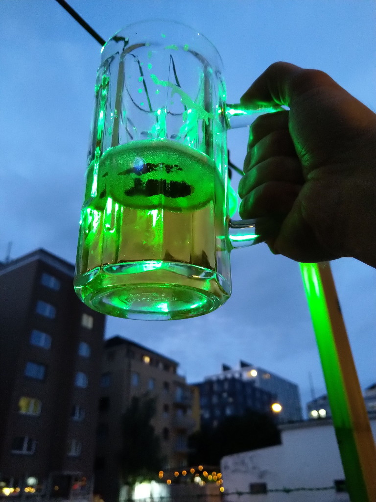 Bier vor grüner Lampe