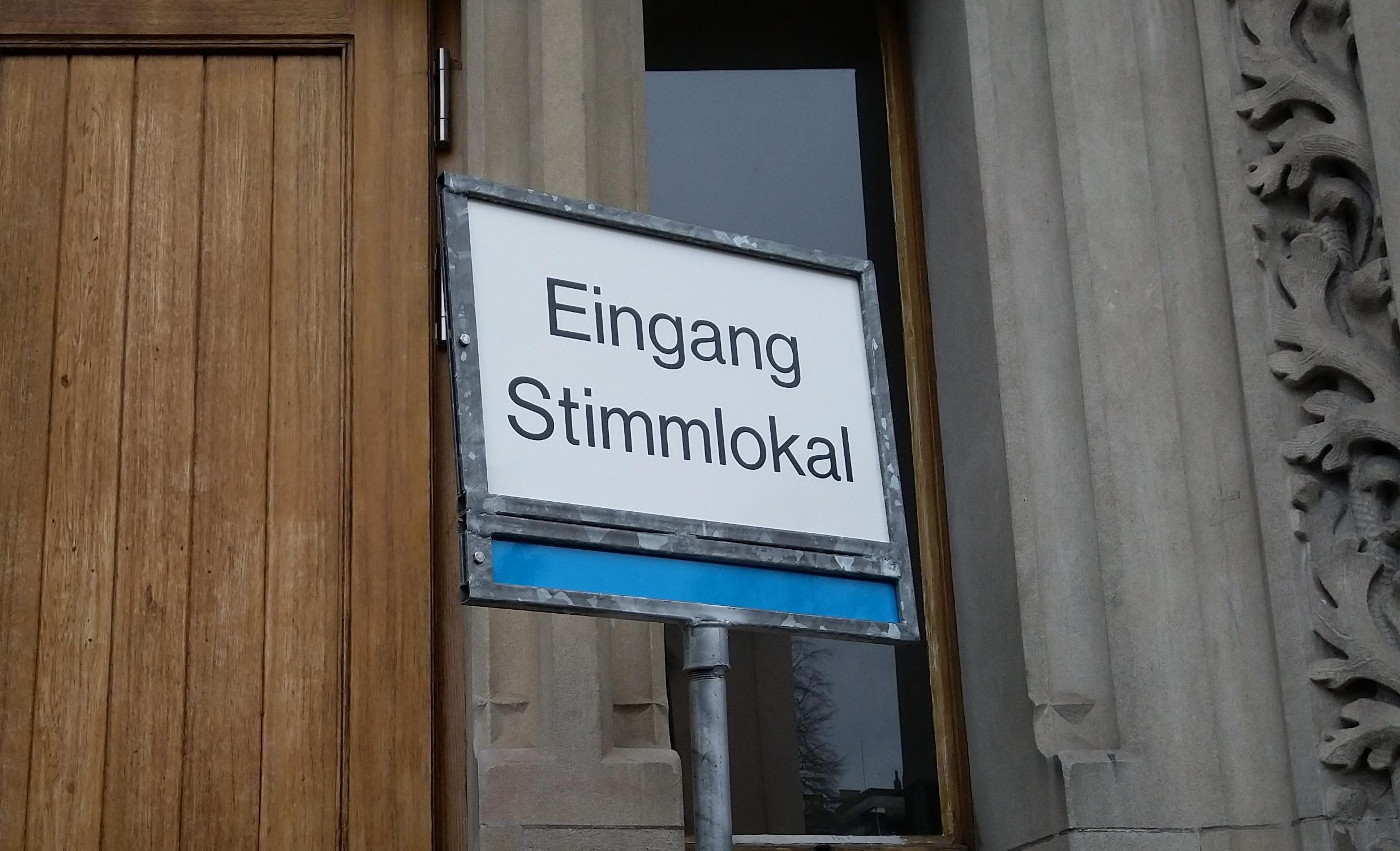Eingang Stimmlokal Schild in Zürich