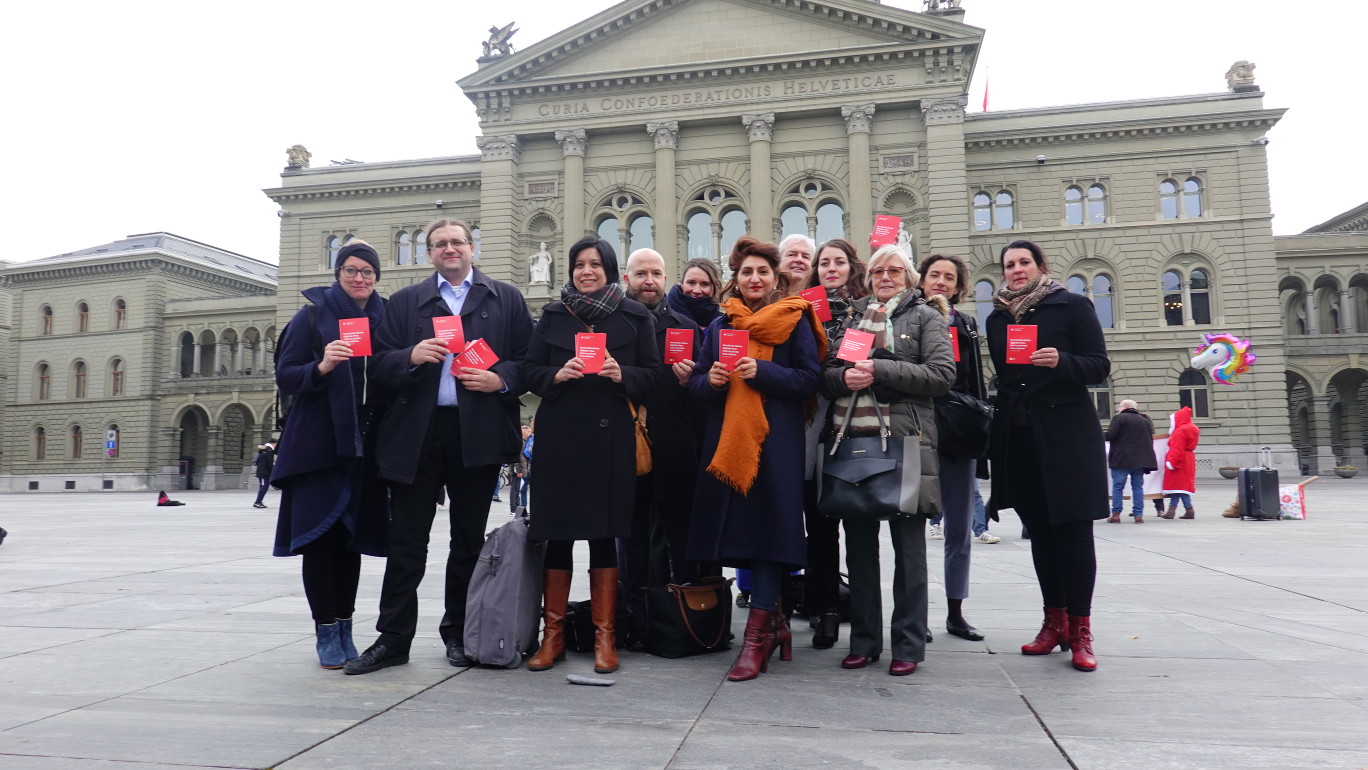 Übergabe der Unterschriften für das E-ID-Referendum